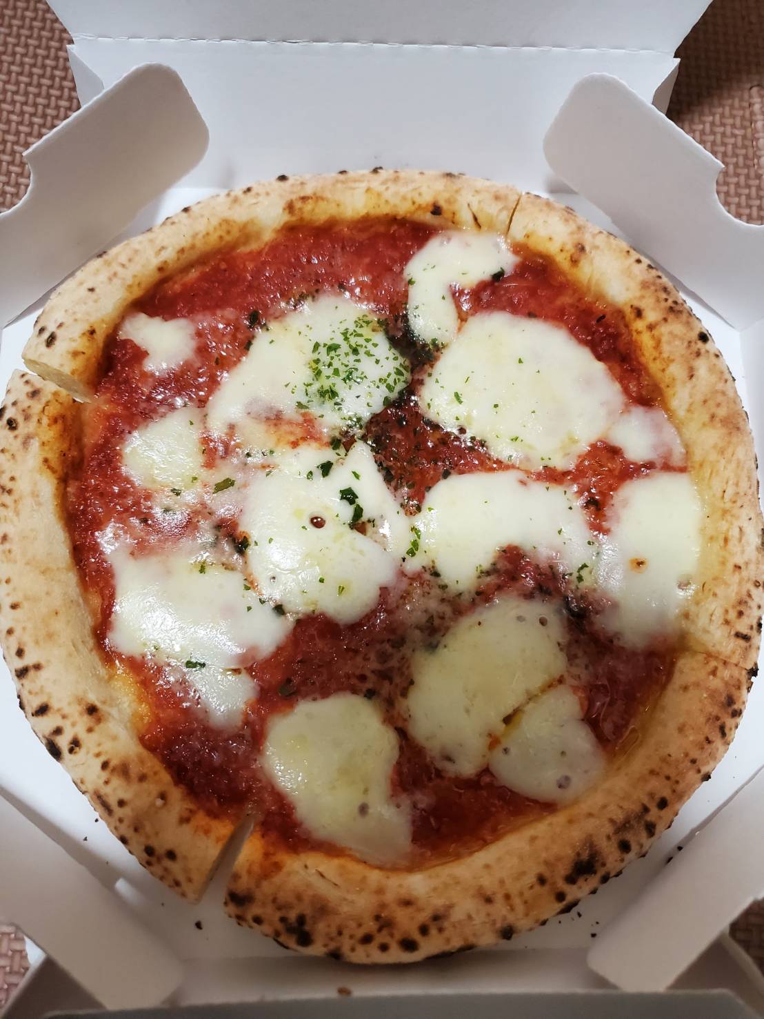 コンビニで焼きたてピザが！？